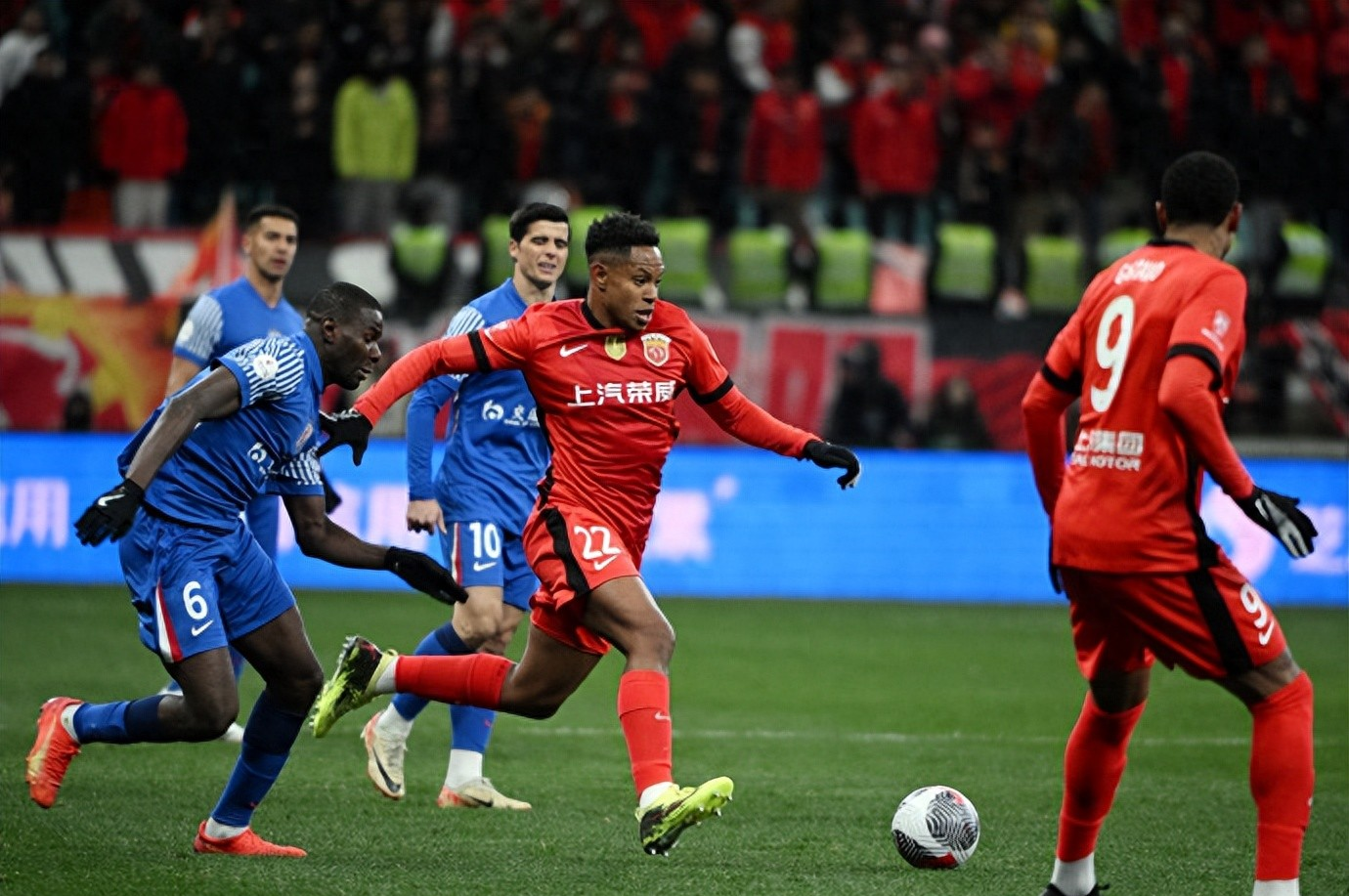 九游-包含西甲倒计时，上海海港今夜止住颓势，细节引发关注，球迷炸锅，更衣室氛围转暖的词条-九游